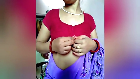 Indian girl makes out with her boyfriend on her terrace