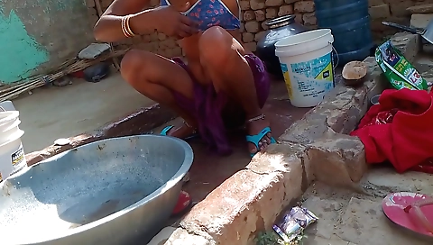 Indian babe masturbates in hot bath and masturbates