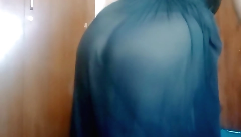 Sexy indian chick shows off curves in amateur solo video