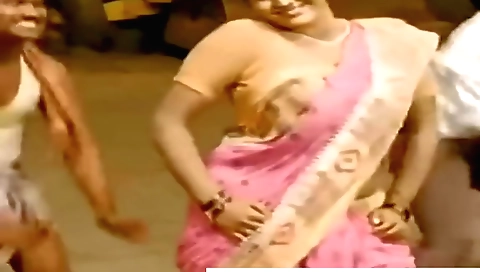 Indian brunette shows her huge boobs in a hot video