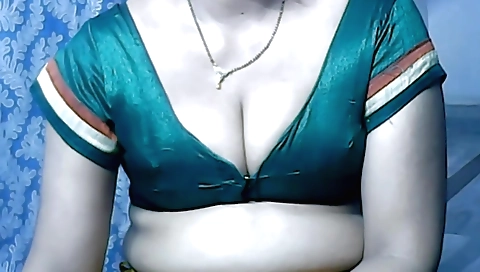 Sexy indian woman shows off her body in amateur video