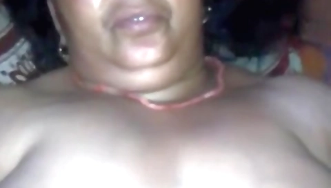 Indian mature woman fucks her pussy in amateur porn