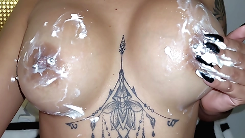 Tattooed chick gets banged in a hardcore homemade clip