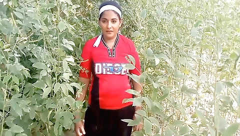 Indian brunette girl has a great body and her pussy is perfect