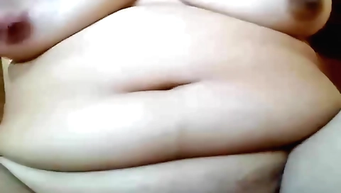 Amateur hot chick with a large booty fucks herself on webcam