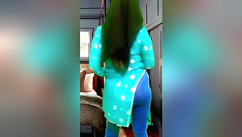 Indian chatty girl with big black ass sucking cock
