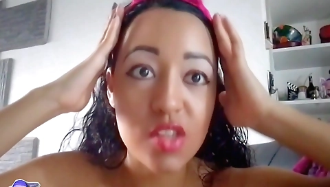 Amateur hairy brunette is fucking herself in solo video