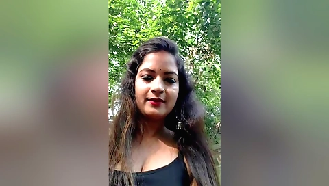 Indian amateur enjoys an outdoor meal with her man's friend