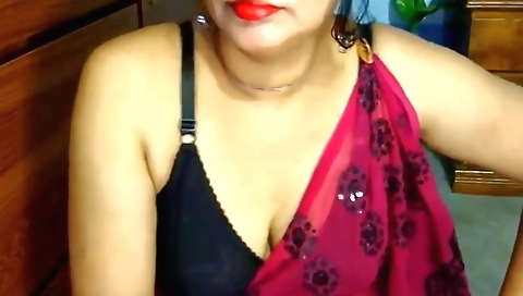 Chubby amateur brunette masturbating in bed in the room