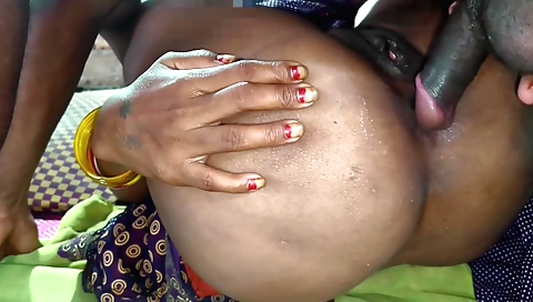 Indian amateur girl with big ass is fucked in the palm