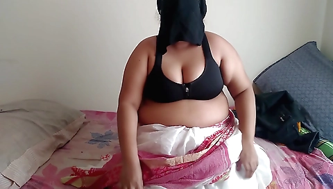 Stepmother-in-law fucks stepdaughter in indian babe