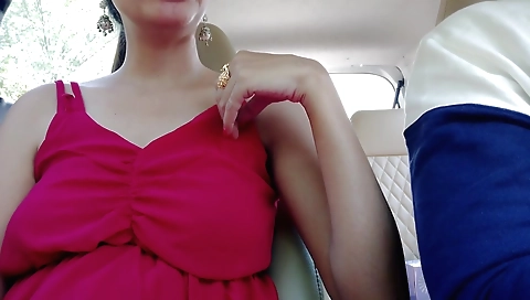 Brunette babe with a hot pussy gets her pussy fucked in the car