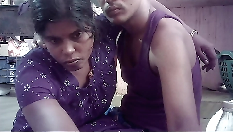 Indian housewife with hot lips gives him a blow job