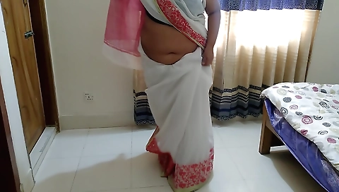 Indian babe gets fucked in her bedroom on the webcamera