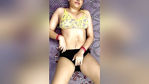Solo indian beauty is showing off her natural body