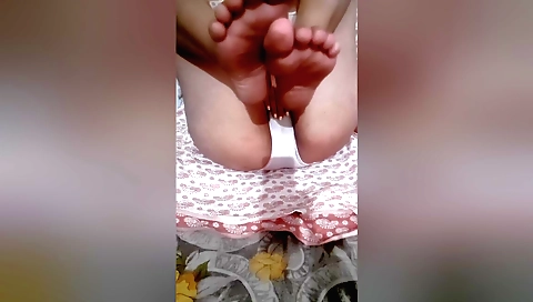 I am a hot amateur video cam girl on my feet in the bed