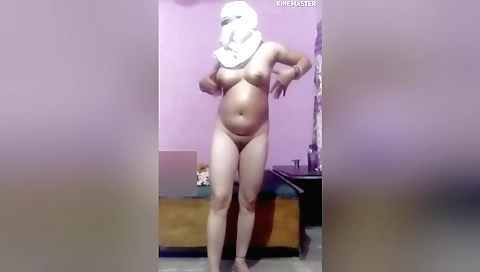 Indian amateur girl with a sexy pair of tits shows off