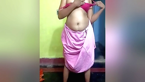 Hot amateur movie video of sexy Indian beauty taking off a dress