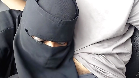 Indian chick sucks Muslim dude and gets fucked in bed