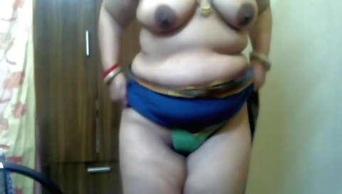 Bhabi masturbates with fingers in amateur solo video