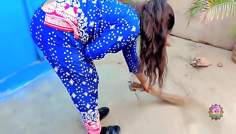 Indian girl with nice ass fucks her ass with a nice head