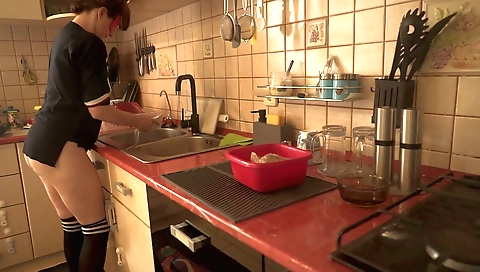 Amateur girl prepared and showed off her booty in the kitchen