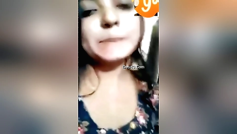 Indian brunette takes her camera to a relaxing solo session