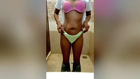 Solo female makes an amateur porn video with herself