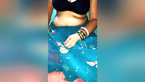Indian hottie showing off her big boobs in solo porn