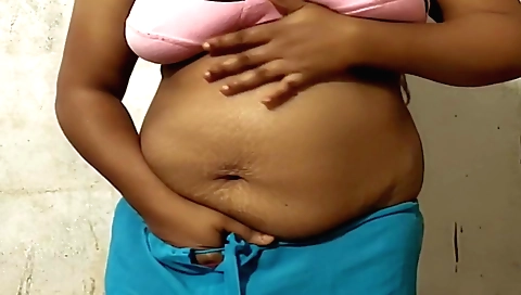 Solo female webcam video showing hot and sexy body