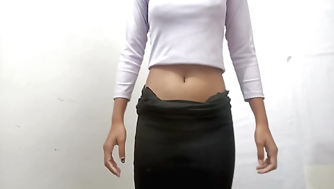Solo female video showing the girl is fingering herself