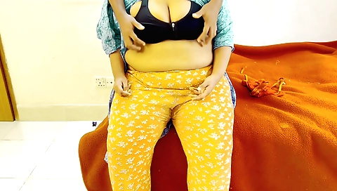 Indian amateur woman shows her ass and tits in public