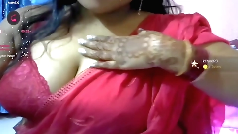 Indian babe shows off her nice big boobs on the web cam