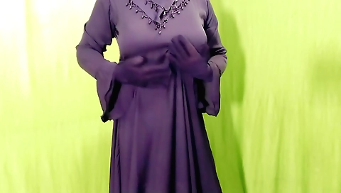 Indian Muslim bhabhi seduces a friend inside the room
